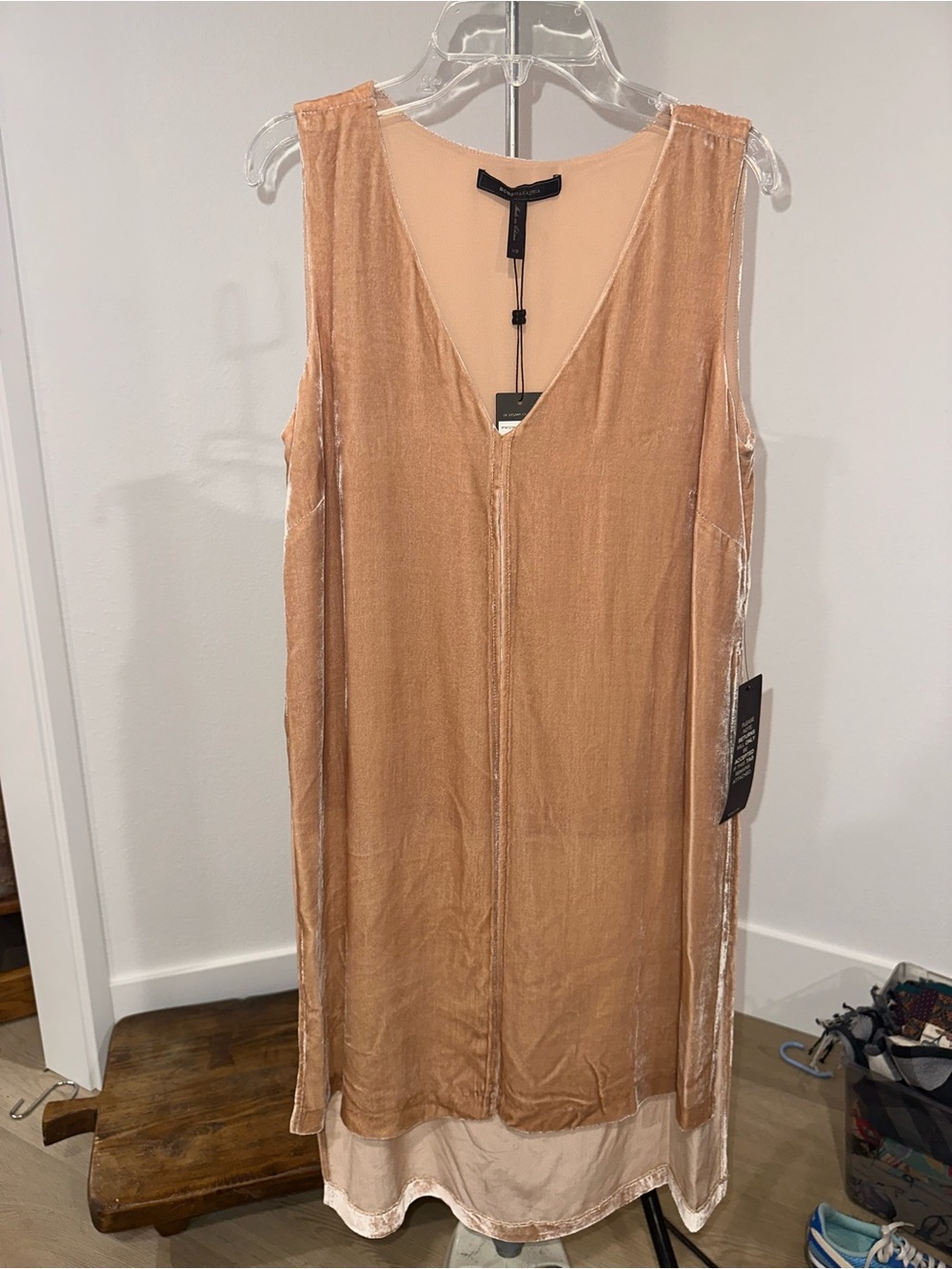 NWT BCBGMaxAzria ‘svetlana’ bisque Velvet hi-low V-Neck Sleeveless Blouse w sx